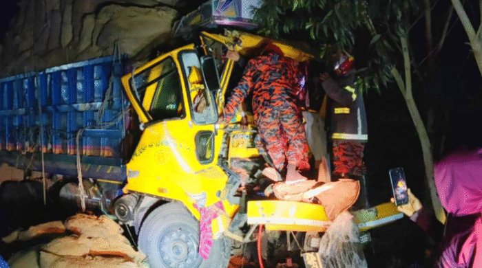 বরিশালে মহাসড়কে ট্রাক দুর্ঘটনা: হেলপারসহ দুইজনের মর্মান্তিক মৃত্যু