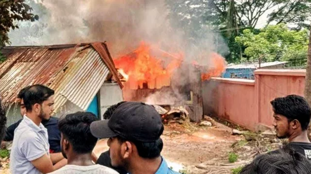 কাপ্তাইয়ে আগুনে পুড়ে ছাই সাত দোকান: বৈদ্যুতিক শর্ট সার্কিটে বিপর্যয়, তৎপর ফায়ার সার্ভিস ও নৌবাহিনী