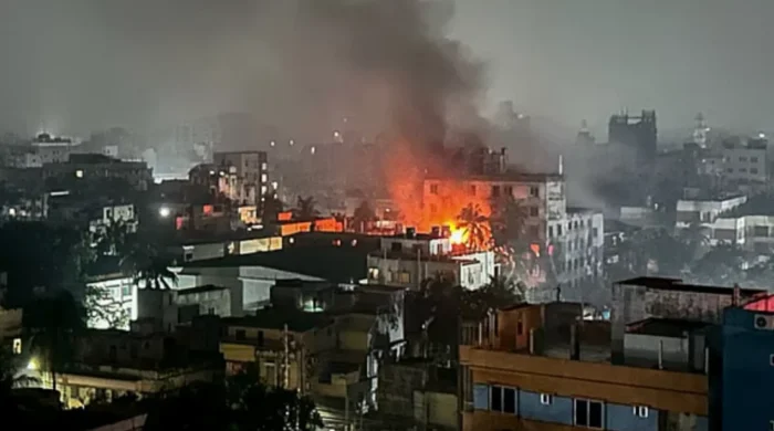 খুলনায় বহুতল ভবনে ভয়াবহ আগুন: ছাতা কারখানা পুড়ে ছাই, চার ঘণ্টার লড়াইয়ে নিয়ন্ত্রণে আসে আগুন