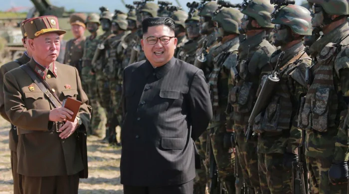 প্রকাশ: ১৪ জুলাই' ২০২৫ । একটি বাংলাদেশ ডেস্ক । একটি বাংলাদেশ অনলাইন সম্প্রতি আন্তর্জাতিক সংবাদমাধ্যমে ছড়িয়ে পড়া এক আলোচিত প্রতিবেদন ঘিরে নতুন করে বিতর্ক তৈরি হয়েছে, যেখানে দাবি করা হয় উত্তর কোরিয়া রাশিয়ায় ৩০,০০০ সেনা পাঠানোর পরিকল্পনা করেছে। কিন্তু এই দাবিকে সরাসরি অস্বীকার করেছে ইউক্রেনের সামরিক গোয়েন্দা সংস্থা। এক ইমেইল বার্তায় ইউক্রেনের প্রতিরক্ষা মন্ত্রণালয়ের মেইন ডিরেক্টরেট অব ইন্টেলিজেন্স জাপান টাইমসকে জানায়, ‘‘আমাদের কাছে রাশিয়ার ভূখণ্ডে উত্তর কোরিয়ার ৩০,০০০ সেনা পাঠানোর কোনো বিশ্বাসযোগ্য তথ্য নেই।’’ উল্লেখ্য, সিএনএন-এর একটি প্রতিবেদন সূত্রে জানা যায়, ইউক্রেনীয় এবং পশ্চিমা গোয়েন্দা সূত্রের দাবি অনুযায়ী, উত্তর কোরিয়া কয়েক মাসের মধ্যেই ধাপে ধাপে এই বিপুল সংখ্যক সেনা রাশিয়ায় মোতায়েন করতে পারে, যাদের সংখ্যা একেক দফায় ১,৫০০ থেকে ৩,০০০ জন হতে পারে। এই তথ্য যদিও এখনো যাচাইযোগ্য প্রমাণ হিসেবে আসেনি, তবুও বিষয়টি আন্তর্জাতিক মহলে উদ্বেগ তৈরি করেছে। ইউক্রেনীয় গোয়েন্দারা আরও দাবি করেছে, এই প্রথমবারের মতো তারা সম্ভাব্য সেনা মোতায়েনের সময়সীমা এবং ইউনিট বিভাজনের সম্ভাব্য বিবরণ হাতে পেয়েছে। সেই সঙ্গে আরও ৫০ থেকে ১০০ ইউনিট উত্তর কোরীয় সামরিক সরঞ্জাম রাশিয়ায় পাঠানো হতে পারে বলেও জানানো হয়। এসবের মধ্যে উল্লেখযোগ্য হচ্ছে এম২০১০ মেইন ব্যাটল ট্যাংক এবং বিটিআর-৮০ সাঁজোয়া যান। এই প্রতিবেদনের বিপরীতে উত্তর কোরিয়ার কোনো সরাসরি প্রতিক্রিয়া পাওয়া না গেলেও দেশটির রাষ্ট্রীয় সংবাদ সংস্থা কেসিএনএ জানিয়েছে, পিয়ংইয়ং রাশিয়ার ইউক্রেন সংকট সমাধানে ‘পূর্ণ সহযোগিতা’ দিতে প্রস্তুত আছে। উত্তর কোরিয়ার সর্বোচ্চ নেতা কিম জং উন সম্প্রতি রাশিয়ার পররাষ্ট্রমন্ত্রী সের্গেই ল্যাভরভের সঙ্গে বৈঠকে এই প্রতিশ্রুতি দেন। তারা ঘোষণা দেন, রাশিয়া ও উত্তর কোরিয়ার মধ্যে কৌশলগত, সামরিক ও প্রতিরক্ষা সহযোগিতা আরও শক্তিশালী করা হবে। উল্লেখ্য, গত বছর মস্কো ও পিয়ংইয়ং পারস্পরিক প্রতিরক্ষা সহযোগিতা সংক্রান্ত একটি চুক্তি স্বাক্ষর করে। এরপর থেকে দুই দেশের সম্পর্ক আরও ঘনিষ্ঠ হতে শুরু করে। এই চুক্তির আওতায় ভবিষ্যতে যৌথ সামরিক মহড়া, অস্ত্র প্রযুক্তি বিনিময় এবং রাশিয়ায় সামরিক সহায়তা প্রেরণের বিষয়ে আলোচনা হয়েছে বলে জানায় আন্তর্জাতিক বিশ্লেষক মহল। বিশ্লেষকরা বলছেন, উত্তর কোরিয়ার এই ধরনের সক্রিয় অংশগ্রহণ শুধুমাত্র সামরিক ক্ষেত্রে নয়, বরং ভূ-রাজনৈতিক অঙ্গনেও একটি গুরুত্বপূর্ণ বার্তা বহন করে। বিশ্বব্যাপী যে জোটগত রাজনীতির নতুন বাস্তবতা তৈরি হয়েছে, উত্তর কোরিয়া-রাশিয়া সম্পর্ক তার অন্যতম প্রতীক। তবে ইউক্রেনের পক্ষ থেকে সেনা মোতায়েনের দাবিকে অস্বীকার করলেও, বিষয়টি ঘিরে আন্তর্জাতিক সম্প্রদায় সতর্ক দৃষ্টিতে পরিস্থিতি পর্যবেক্ষণ করছে। কারণ এমন কোনো পদক্ষেপ বাস্তবে কার্যকর হলে, ইউক্রেন যুদ্ধের কৌশলগত ভারসাম্য মারাত্মকভাবে পরিবর্তিত হতে পারে। এই প্রেক্ষাপটে প্রশ্ন উঠছে—উত্তর কোরিয়া সত্যিই রাশিয়াকে সরাসরি সেনা দিয়ে সহায়তা করবে কিনা? নাকি এটি কেবল প্রচারণামূলক কৌশল মাত্র? যা-ই হোক, বিশ্ব এখন অপেক্ষায় আছে পরবর্তী ঘটনাপ্রবাহ দেখার।