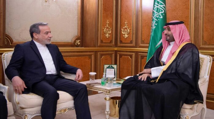 মধ্যপ্রাচ্যে কূটনৈতিক ঘনিষ্ঠতা: সৌদি যুবরাজের সঙ্গে ইরানি পররাষ্ট্রমন্ত্রীর বৈঠক