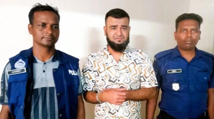 স্ত্রীকে কুপিয়ে হত্যা করে থানায় হাজির স্বামী: নারায়ণগঞ্জে বিভীষিকাময় পারিবারিক ট্র্যাজেডি