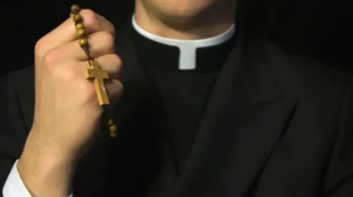 গির্জার মঞ্চে ইসলাম ধর্মের প্রশংসা—ঘানার যাজকের আন্তধর্মীয় বার্তায় সাড়া বিশ্বজুড়ে