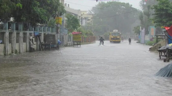 বরিশালে টানা বৃষ্টিতে জলাবদ্ধতায় জনদুর্ভোগ চরমে