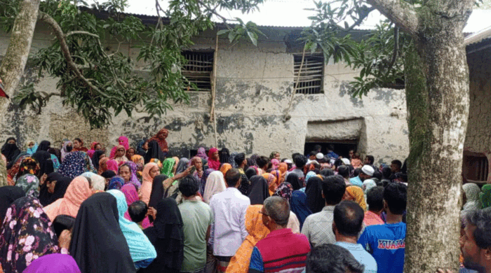 বগুড়ায় ঘরে ঢুকে নৃশংস হত্যাকাণ্ড: শাশুড়ি ও পুত্রবধূ খুন, গুরুতর আহত নাতনি