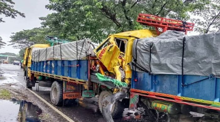 দাঁড়িয়ে থাকা ট্রাকে পেছন দিক থেকে আরেক ট্রাকের ধাক্কা, প্রাণ গেল এক জনের