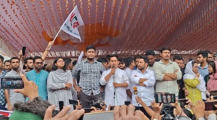 গোপালগঞ্জে এনসিপির সমাবেশে কেন্দ্রীয় নেতাদের বক্তব্য, হামলার ছায়া মঞ্চে