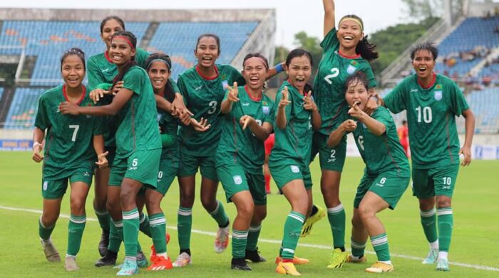 সানারী ফুটবলের দাপটে শ্রীলঙ্কাকে উড়িয়ে দুর্দান্ত সূচনা বাংলাদেশের ফ অনূর্ধ্ব-২০ নারী ফুটবলে দুর্দান্ত সূচনা: শ্রীলঙ্কার জালে গোলবন্যা বাংলার মেয়েদের