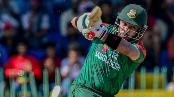 ঝড়ের গতিতে অভিষেক ফিফটি পেলেন পারভেজ হোসেন ইমন