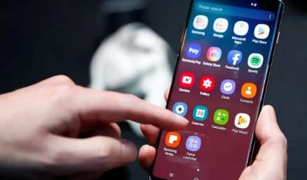 “সতর্কতা! এই অ্যাপটি আপনার স্মার্টফোন থেকে ই–মেইল ঠিকানা, পাসওয়ার্ড, বার্তা ও ছবি চুরি করতে পারে।”