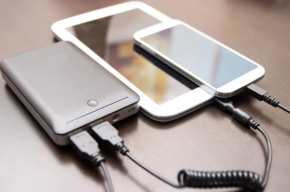 ভুল করলে হতে পারে বিস্ফোরণ, পাওয়ার ব্যাংক কেনার আগে যে বিষয়গুলো জানা জরুরি