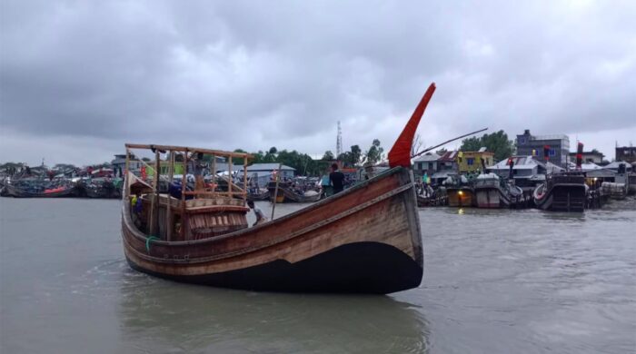 নৌকাভ্রমণে পাঁচ দিন পর ৯ জন জেলে ফিরে এসেছেন, তবে এখনও ৬ জনের খোঁজ পাওয়া যায়নি