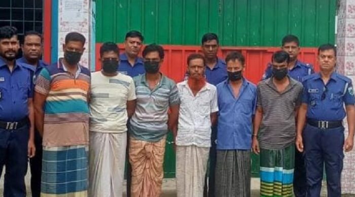 চৌহালীতে গভীর রাতে পুলিশের অভিযানে টিনের ঘর থেকে ছয় জুয়াড়ি আটক