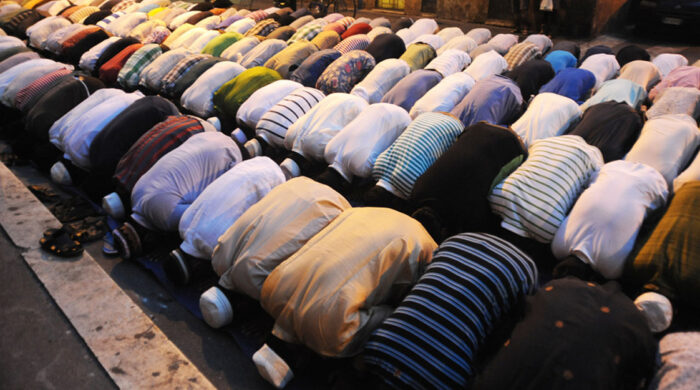 ইমাম সিজদায় থাকাকালে মুসল্লির নামাজে অংশগ্রহণের সঠিক নিয়ম