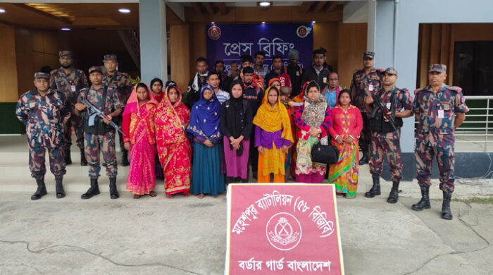 মহেশপুর সীমান্তে ভারতে অনুপ্রবেশকালে আট বাংলাদেশি আটক