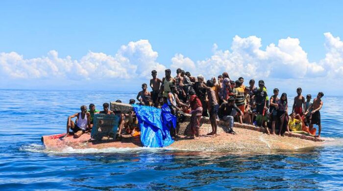 নৌকায় তুলে ভারত সমুদ্রে ফেলে দেয়ে