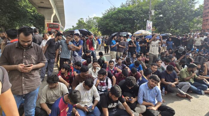 শাহবাগ মোড়ে প্রকৌশল শিক্ষার্থীদের বিক্ষোভ অব্যাহত, তিন দফা দাবিতে সড়ক অবরোধ
