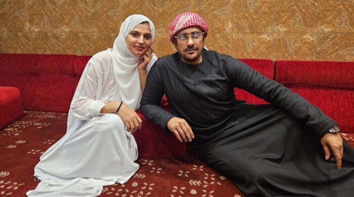 সন্তানদের ভবিষ্যতের জন্য সিনেমা ছাড়ার ঘোষণা অনন্ত জলিলের প্রকাশ: ২৬ আগস্ট ২০২৫ । নিজস্ব সংবাদদাতা । একটি বাংলাদেশ অনলাইন ঢাকাই চলচ্চিত্রের আলোচিত ও বহুল সমালোচিত অভিনেতা এবং প্রযোজক অনন্ত জলিল জানালেন, খুব শিগগিরই তিনি সিনেমা থেকে বিদায় নেবেন। এক সময়কার গার্মেন্টস ব্যবসায়ী থেকে চলচ্চিত্রে অভিষেক ঘটানো এই নায়ক দীর্ঘ প্রায় দেড় দশক ধরে সিনেমায় সক্রিয় ছিলেন। নিজের প্রযোজনার সিনেমার মাধ্যমেই তিনি নায়ক হিসেবে আত্মপ্রকাশ করেন এবং পরবর্তীতে অভিনেত্রী আফিয়া নুসরাত বর্ষার সঙ্গে জুটি বেঁধে বেশ কিছু ছবি উপহার দেন। ২০১০ সালে মুক্তি পাওয়া ‘খোঁজ: দ্য সার্চ’ সিনেমার মধ্য দিয়ে প্রথমবার অনন্ত ও বর্ষা একসঙ্গে পর্দায় আসেন। এরপর টানা প্রায় এক দশকে তারা ‘হৃদয় ভাঙা ঢেউ’, ‘দ্য স্পিড’, ‘মোস্ট ওয়েলকাম’, ‘নিঃস্বার্থ ভালোবাসা’, ‘মোস্ট ওয়েলকাম ২’, ‘দিন দ্য ডে’, ‘কিল হিম’সহ প্রায় দশটি সিনেমায় অভিনয় করেন। সিনেমাগুলো বাণিজ্যিকভাবে প্রত্যাশিত সাফল্য না পেলেও নানান কারণে দর্শকদের আলোচনায় ছিলেন এই জুটি। শুধু সিনেমাই নয়, ব্যক্তিজীবনেও তাদের সম্পর্কের পরিণতি ঘটে ২০১১ সালের ২৩ সেপ্টেম্বর, যখন তারা বিয়ের বন্ধনে আবদ্ধ হন। কিছুদিন আগে অনন্ত জলিলের স্ত্রী ও সহশিল্পী বর্ষা ঘোষণা দেন, হাতে থাকা কয়েকটি সিনেমার কাজ শেষ করেই তিনি চলচ্চিত্র থেকে সরে যাবেন। এর অল্প সময় পর অনন্ত জলিলও জানালেন, তিনি নিজেও চলচ্চিত্র ছাড়বেন। তবে তার সিদ্ধান্তের পেছনে রয়েছে ব্যক্তিগত ও পারিবারিক কারণ। বিশেষ করে সন্তানদের ভবিষ্যত এবং তাদের ইসলামি শিক্ষার বিষয়টিকে সামনে এনেছেন তিনি। অনন্ত জলিল বলেন, “আমাদের দুই ছেলে আছে। একজনের বয়স ১০ বছর, অন্যজনের বয়স সাড়ে ৭। তারা ইংরেজি মাধ্যমের পাশাপাশি আরবি ও ইসলামি পড়ালেখাও করছে। স্কুল শেষে তারা মাদরাসায় যায় এবং সন্ধ্যায় বাসায় ফেরে। তাদের জীবন খুব ব্যস্ত হয়ে উঠছে। বর্ষা যদি সিনেমা করে আর ওরা ইসলামি পড়াশোনা করে, তাহলে এটা তাদের জন্য মানসিক দ্বন্দ্ব তৈরি করতে পারে। আমিও চাই না, সন্তানরা যখন ইসলামি শিক্ষার পথে এগোবে, তখন আমরা সিনেমার সঙ্গে যুক্ত থাকি। সেটি আমাদের পরিবার ও সন্তানদের ভবিষ্যতের জন্য ভালো হবে না।” সন্তানদের ভবিষ্যতের জন্য সিনেমা ছাড়ার ঘোষণা অনন্ত জলিলের