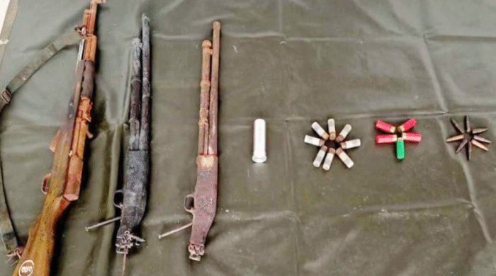  লুট হওয়া চায়না পিস্তলসহ বিএনপি নেতা গ্রেপ্তার: চট্টগ্রামে অস্ত্র চক্রের খোঁজে অভিযান