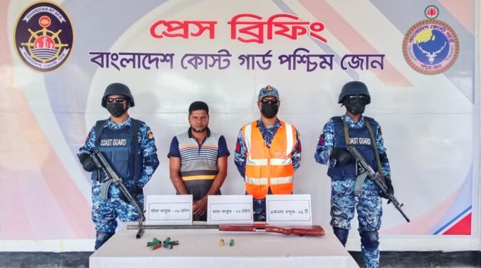 সুন্দরবনের কুখ্যাত ডাকাত আটক, অস্ত্র ও গোলাবারুদ জব্দ