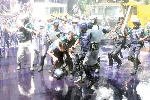 প্রকৌশল শিক্ষার্থীদের বিক্ষোভে পুলিশি লাঠিচার্জ, সাউন্ড গ্রেনেড ও টিয়ারশেল নিক্ষেপ