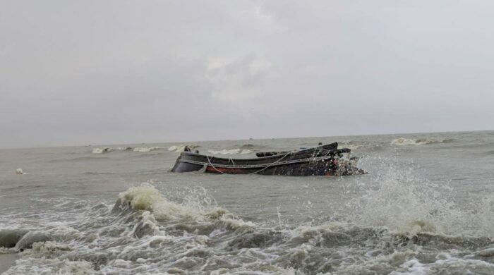বঙ্গোপসাগরে ট্রলারডুবির পাঁচদিন পর ১৪ জেলেকে জীবিত উদ্ধার করা হয়েছে, এখনও ৫ জন নিখোঁজ