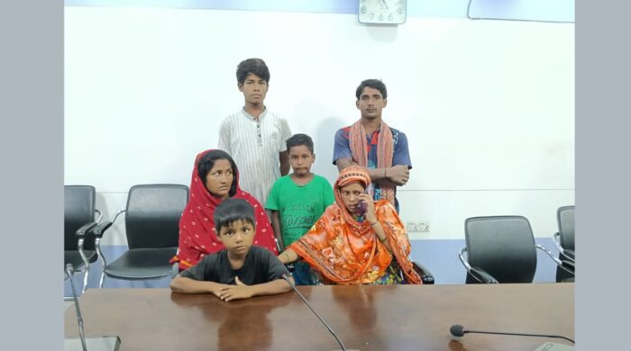 বিএসএফের কাছ থেকে ঠেলে পাঠানো ৬ ভারতীয় নাগরিক চাঁপাইনবাবগঞ্জে গ্রেপ্তার