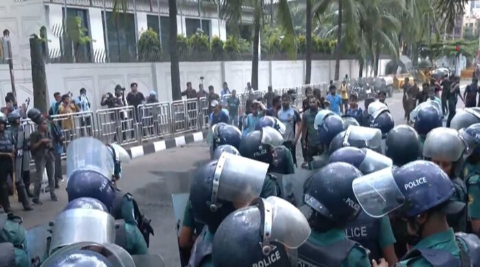 শাহবাগে প্রকৌশল শিক্ষার্থীদের সঙ্গে পুলিশের তীব্র সংঘর্ষ, চলাচল ব্যাপকভাবে বিঘ্নিত