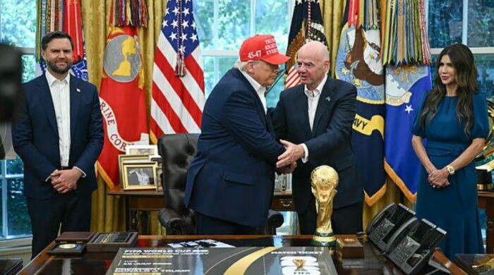 বিশ্বকাপের ড্র ওয়াশিংটনে, ট্রফি রেখে দেওয়ার রসিকতায় আবারও শিরোনামে ট্রাম্প