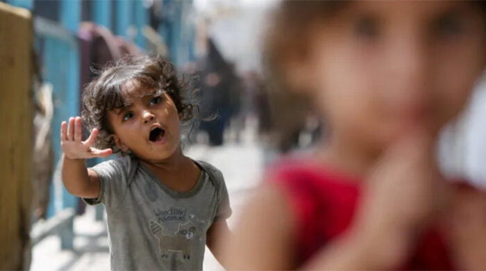 গাজায় তীব্র হামলা, ত্রাণকর্মীসহ ১৭ জনের মৃত্যু