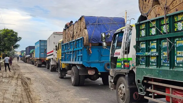 টানা চার ঘণ্টা অচল রাজধানীর ব্যস্ত সড়ক, ধীরে ফিরছে স্বাভাবিক চলাচল