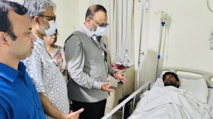 হাসপাতালে চিকিৎসাধীন নুর, মেঘমল্লার ও নাজমুলের খোঁজ নিলেন ঢাবি উপাচার্য