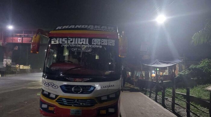 নারী শিক্ষার্থীকে হেনেস্তার জেরে জাবি শিক্ষার্থীদের হাতে আটক ২৫ বাস