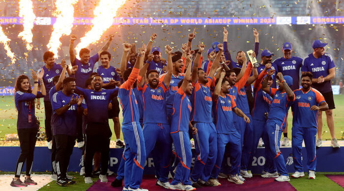 ট্রফি জয়ের পরও ট্রফি হাতে না ওঠায় বিতর্কে ভারত-পাকিস্তান