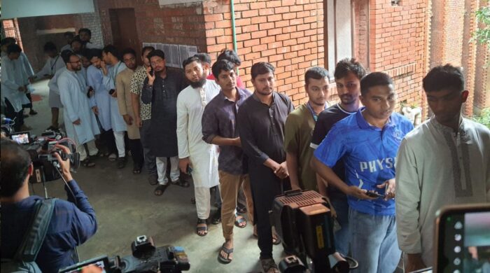 শহীদ তাজউদ্দীন কেন্দ্রে ছবিসহ ভোটার তালিকা সংযুক্তির পর ভোটগ্রহণ শুরু