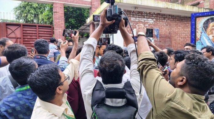 জাকসু নির্বাচনে ১৫ নম্বর কেন্দ্রে বিশৃঙ্খলা, সাংবাদিককে গলাধাক্কা