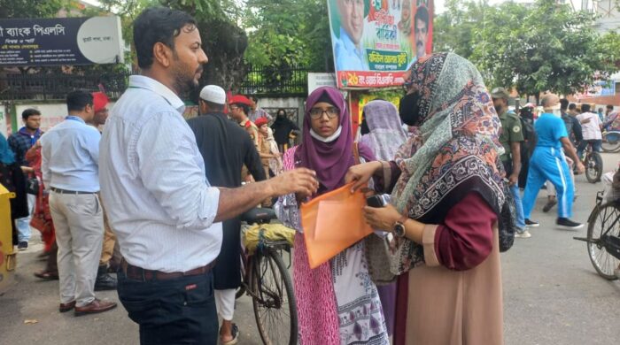 মাকে যেতে না দেওয়ায় ভোটাধিকার হারালেন ঢাকা বিশ্ববিদ্যালয়ের শিক্ষার্থী সাদিয়া