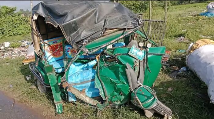 সিংগাইরে ট্রাক-সিএনজির সংঘর্ষে নিহত ২, আহত ২