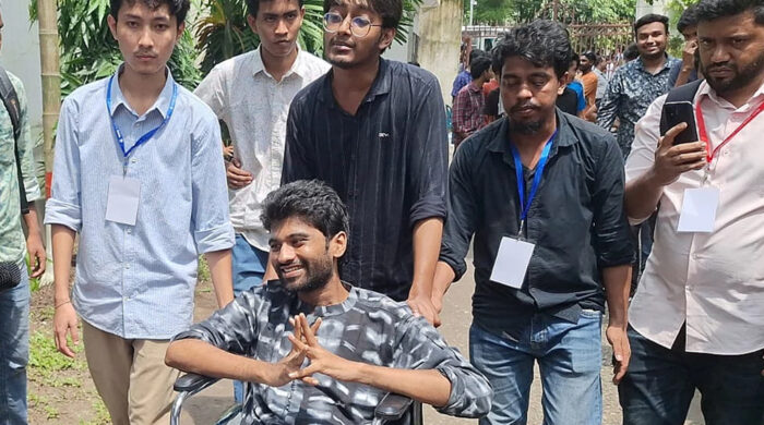 হুইলচেয়ারে কেন্দ্রে এসে ভোট দিলেন প্রতিরোধ পর্ষদের জিএস প্রার্থী মেঘমল্লার বসু