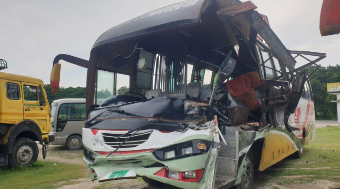 ঢাকা-বরিশাল মহাসড়কে দুই বাসের মুখোমুখি সংঘর্ষে আহত ২০ জন