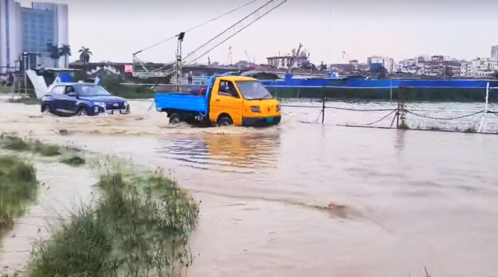 শাহজালাল বিমানবন্দর: বৃষ্টিতে ডুবে যাওয়া অভ্যন্তরীণ টার্মিনাল সামনের সড়ক