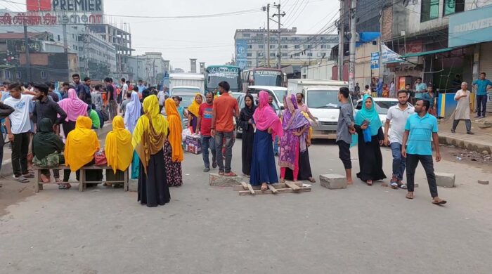 গাজীপুরে বকেয়া বেতনের দাবিতে শ্রমিকদের তিন ঘণ্টার সড়ক অবরোধ