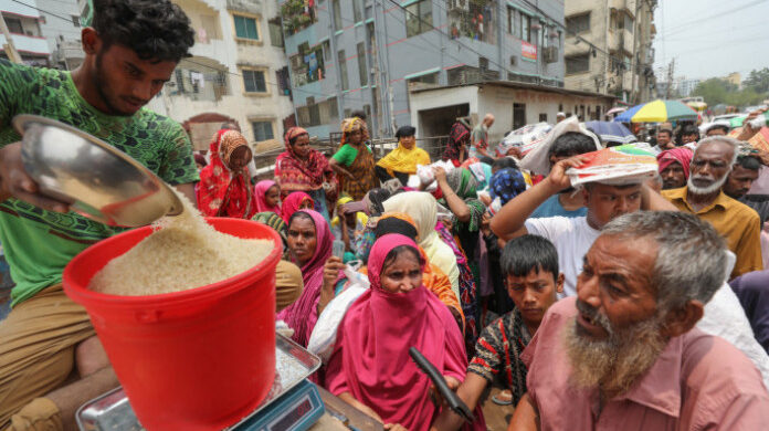 টিসিবির ভ্রাম্যমাণ ট্রাকে পণ্য সংকটে ক্রেতাদের বিশৃঙ্খলা