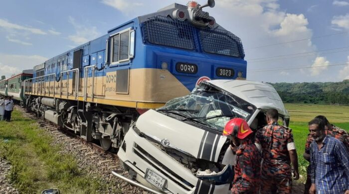 চট্টগ্রামে ট্রাক-ট্রেন সংঘর্ষে প্রাণ গেল নিরাপত্তা প্রহরীর, তদন্তে রেলওয়ে কর্তৃপক্ষ