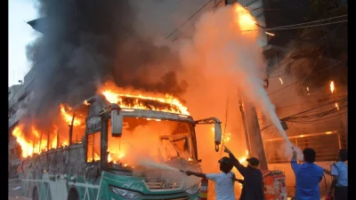 সংক্ষিপ্ত শিরোনাম: মালিকানা দ্বন্দ্বে মিরপুরে বাসে অগ্নিসংযোগ, অল্পের জন্য প্রাণে বাঁচলেন যাত্রীরা