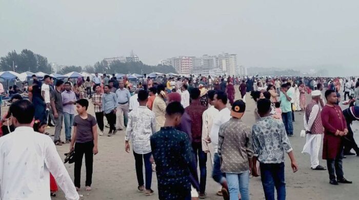 কক্সবাজারে লম্বা ছুটিতে পর্যটকদের পদচারণায় মুখর শহর
