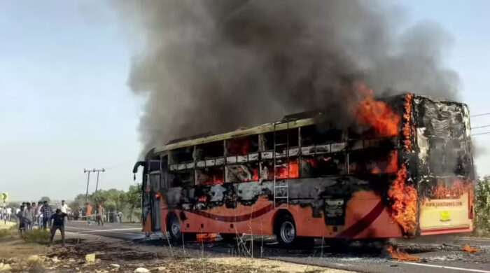 চলন্ত বাসে আগুন যাত্রীরা আতংকে চিৎকার