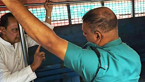 প্রিজন ভ্যানে দাঁড়িয়ে পুলিশের সঙ্গে বাগবিতণ্ডা, হাসানুল হক ইনুর আচরণ সরগরম