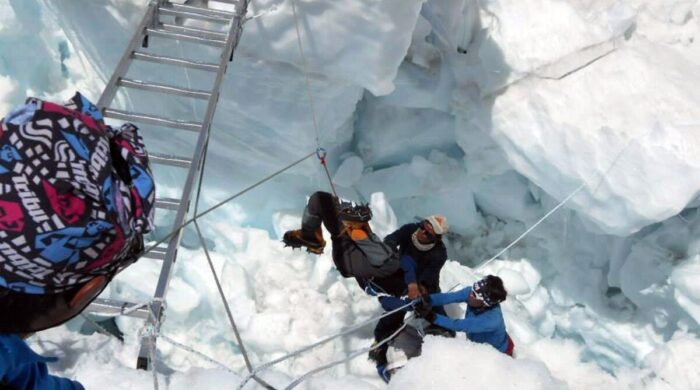এভারেস্টে তুষারঝড়ের থাবা: আটকা শত শত