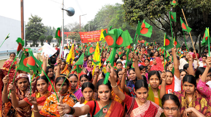 চাকরিতে নারীর কর্মঘন্টা কমানো নাকি নারীর সুজুগ সৃষ্টির মাধ্যমে প্রসারণ সমীচীন